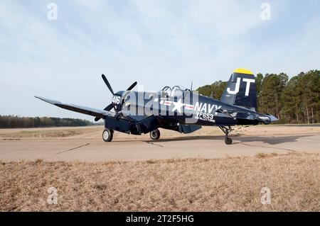 F4U Corsair Flugzeuge aus dem Zweiten Weltkrieg und der Zeit des Koreanischen Krieges auf einem Flugplatz. Stockfoto