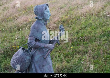 Bronzestatue der Pionierpaläontologin und Fossilienjägerin Mary Anning 1799-1847. Von der Bildhauerin Denise Dutton. Lyme Regis, Dorset, Jurassic Coast. Stockfoto