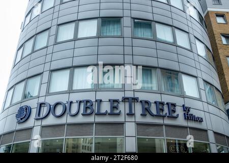 London - 2. Oktober 2023: Double Tree Hilton Hotel in der Imperial Wharf Gegend von Fulham, Südwesten Londons Stockfoto
