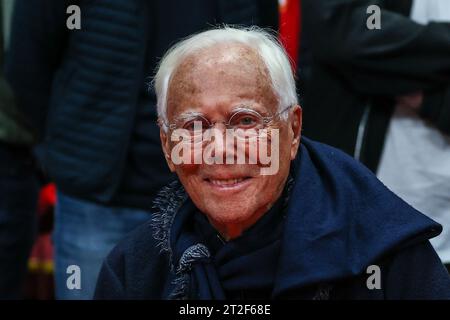 Mailand, Italien. Oktober 2023. Giorgio Armani lächelt während der regulären Saison der Turkish Airlines EuroLeague Runde 3 zwischen EA7 Emporio Armani Milan und Olympiacos Piräus im Mediolanum Forum. Quelle: SOPA Images Limited/Alamy Live News Stockfoto