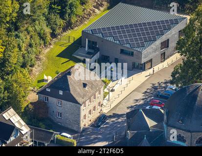 Luftbild, Neubau Pfarrheim Kirchengemeinde St. Blasius am Dechant-Löcker-Weg neben der Kath. Sankt Blasius Pfarrkirche, Balve, Sauerland, Nordrhein-Westfalen, Deutschland ACHTUNGxMINDESTHONORARx60xEURO *** Luftansicht, Neubau Pfarrkirche St. Blasius am Dechant Löcker Weg neben der katholischen Pfarrkirche St. Blasius, Balve, Sauerland, Nordrhein-Westfalen, Deutschland ATTENTIONxMINIMUMHONORARx60xEURO Stockfoto