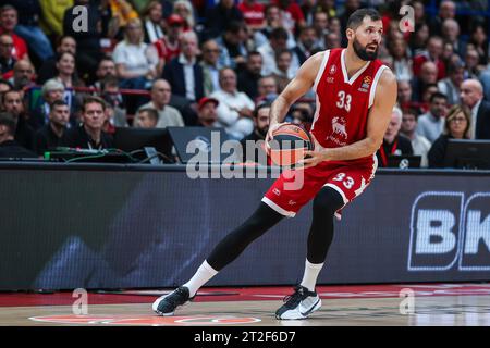 Mailand, Italien. Oktober 2023. Nikola Mirotic #33 von EA7 Emporio Armani Milan wurde während des regulären Saisonspiels der Turkish Airlines EuroLeague zwischen EA7 Emporio Armani Milan und Olympiacos Piräus im Mediolanum Forum in Aktion gesehen. Quelle: SOPA Images Limited/Alamy Live News Stockfoto