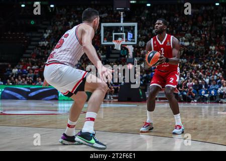 Mailand, Italien. Oktober 2023. Alex Poythress #2 der EA7 Emporio Armani Milan wurde während des regulären Saisonspiels der Turkish Airlines EuroLeague zwischen EA7 Emporio Armani Mailand und Olympiacos Piräus im Mediolanum Forum gesehen. Quelle: SOPA Images Limited/Alamy Live News Stockfoto