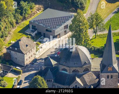 Luftbild, Neubau Pfarrheim Kirchengemeinde St. Blasius am Dechant-Löcker-Weg neben der Kath. Sankt Blasius Pfarrkirche, Balve, Sauerland, Nordrhein-Westfalen, Deutschland ACHTUNGxMINDESTHONORARx60xEURO *** Luftansicht, Neubau Pfarrkirche St. Blasius am Dechant Löcker Weg neben der katholischen Pfarrkirche St. Blasius, Balve, Sauerland, Nordrhein-Westfalen, Deutschland ATTENTIONxMINIMUMHONORARx60xEURO Stockfoto