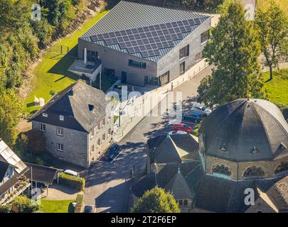 Luftbild, Neubau Pfarrheim Kirchengemeinde St. Blasius am Dechant-Löcker-Weg neben der Kath. Sankt Blasius Pfarrkirche, Balve, Sauerland, Nordrhein-Westfalen, Deutschland ACHTUNGxMINDESTHONORARx60xEURO *** Luftansicht, Neubau Pfarrkirche St. Blasius am Dechant Löcker Weg neben der katholischen Pfarrkirche St. Blasius, Balve, Sauerland, Nordrhein-Westfalen, Deutschland ATTENTIONxMINIMUMHONORARx60xEURO Stockfoto