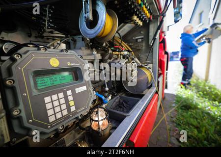 Bad Brahmstedt, Deutschland. Oktober 2023. In einem Tankwagen eines Diesel- und Heizölunternehmens, das Heizöl an einen Kunden in einem Einfamilienhaus liefert, ist eine Zähluhr zu sehen. Quelle: Christian Charisius/dpa/Alamy Live News Stockfoto