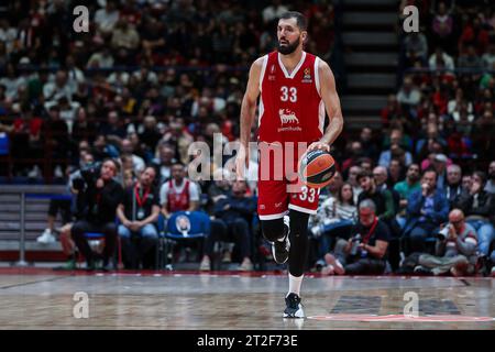 Nikola Mirotic #33 von EA7 Emporio Armani Milan wurde während des regulären Saisonspiels der Turkish Airlines EuroLeague zwischen EA7 Emporio Armani Milan und Olympiacos Piräus im Mediolanum Forum in Aktion gesehen. (Foto: Fabrizio Carabelli / SOPA Images/SIPA USA) Stockfoto