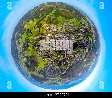 Luftbild, Balve Ortsansicht Stadtmitte, Erdkugel, Fisheye Aufnahme, Fischaugen Aufnahme, 360 Grad Aufnahme, Tiny World, Balve, Sauerland, Nordrhein-Westfalen, Deutschland ACHTUNGxMINDESTHONORARx60xEURO *** Luftaufnahme, Stadtzentrum von Balve, Globus, Fischaugenschuss, 360-Grad-Aufnahme, Tiny World, Balve, Sauerland, Nordrhein-Westfalen, Deutschland ATTENTIONxMINESTHONORARx60xEURO Credit: Imago/Alamy Live News Stockfoto