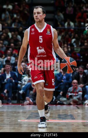 Kevin Pangos #5 der EA7 Emporio Armani Mailand wurde während des regulären Saisonspiels der Turkish Airlines EuroLeague zwischen EA7 Emporio Armani Mailand und Olympiacos Piräus im Mediolanum Forum in Aktion genommen. (Foto: Fabrizio Carabelli / SOPA Images/SIPA USA) Stockfoto