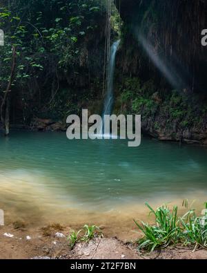 Salt de la Font Fresca, ein Wasserfall in Anoia, Katalonien, Spanien. Stockfoto