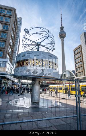 Weltzeituhr am Alexanderplatz nach Reinigung durch Spezialfirma .die Klimaaktivisten der letzten Generation hatten eine Farbattacke auf das bekannte Wahrzeichen verübt. Weltzeituhr am Alexanderplatz nach Reinigung durch Spezialfirma .die Klimaaktivisten der letzten Generation hatten eine Farbattacke auf das bekannte Wahrzeichen verübt. Berlin-Mitte, Deutschland, *** Weltzeituhr am Alexanderplatz nach Reinigung durch Spezialfirma letzte Generation hatten Klimaaktivisten nach Reinigung durch Spezialfirma L einen Farbangriff auf die bekannte Weltzeituhr am Alexanderplatz begangen Stockfoto