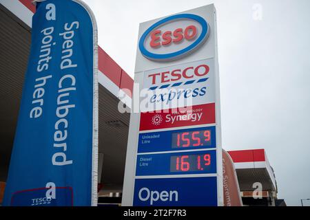 London – 2. Oktober 2023: ESSO Tankstelle und Tesco Express Schild mit Treibstoffpreisen in Fulham, Südwesten Londons Stockfoto