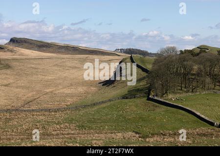 Sewingshield Crags Hadrian's Wall von Housesteads Fort Hexham Northumberland April 2023 Stockfoto