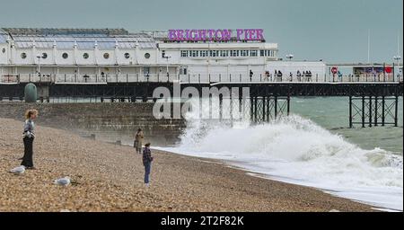 Brighton Großbritannien 19. Oktober 2023 - Wellen stürzen an einem windigen Tag entlang der Südküste auf Brighton Beach und Küste, als Storm Babet Teile Großbritanniens mit roten Wetterwarnungen in Schottland überquert: Credit Simon Dack / Alamy Live News Stockfoto