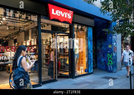 Madrid, Spanien. Oktober 2023. Fußgänger gehen vorbei an der amerikanischen Bekleidungsmarke Levi´s (Levis) und dem Logo in Madrid. Quelle: SOPA Images Limited/Alamy Live News Stockfoto