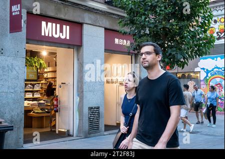 Madrid, Spanien. Oktober 2023. Fußgänger laufen vorbei an dem japanischen Haushalts- und Bekleidungsgeschäft Muji in Madrid. Quelle: SOPA Images Limited/Alamy Live News Stockfoto