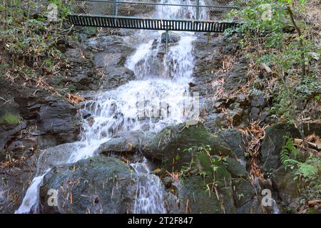 Wasserfall mit Pavillon aus Eisen und grün gestrichen. Weitwinkel Stockfoto