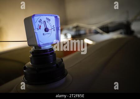 Bad Brahmstedt, Deutschland. Oktober 2023. Ein Messgerät zeigt den Füllstand in den Tanks an, wenn das Heizöl an einen Kunden in einem Einfamilienhaus geliefert wird. Quelle: Christian Charisius/dpa/Alamy Live News Stockfoto