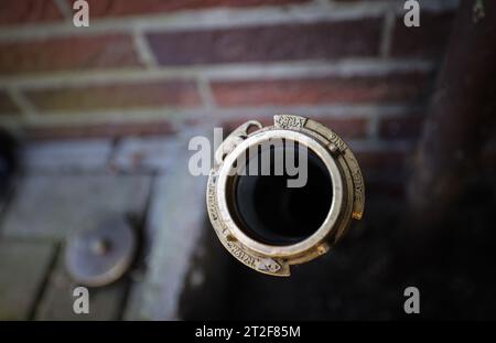 Bad Brahmstedt, Deutschland. Oktober 2023. Die Fülldüse eines Einfamilienhauses ist für die Lieferung von Heizöl an einen Kunden geöffnet. Quelle: Christian Charisius/dpa/Alamy Live News Stockfoto