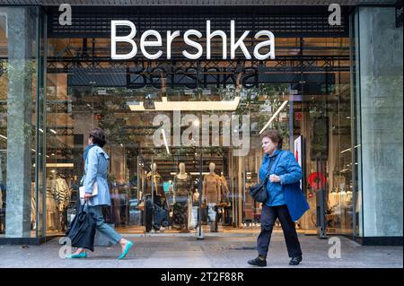 Madrid, Spanien. Oktober 2023. Shopper laufen vorbei an der spanischen Modemarke Inditex, Bershka, in Madrid. Quelle: SOPA Images Limited/Alamy Live News Stockfoto