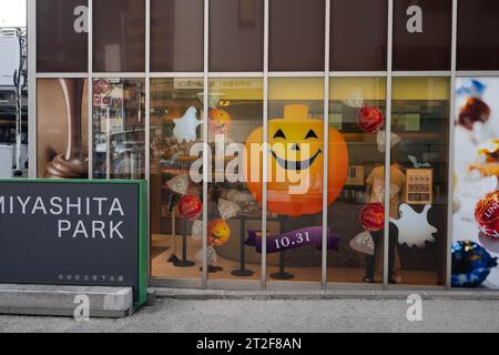 Tokio, Japan. Oktober 2023. Halloween-Dekoration in einem Geschäft in der Nähe des Shibuya Scramble und des Miyashita Parks. (Kreditbild: © Taidgh Barron/ZUMA Press Wire) NUR REDAKTIONELLE VERWENDUNG! Nicht für kommerzielle ZWECKE! Stockfoto