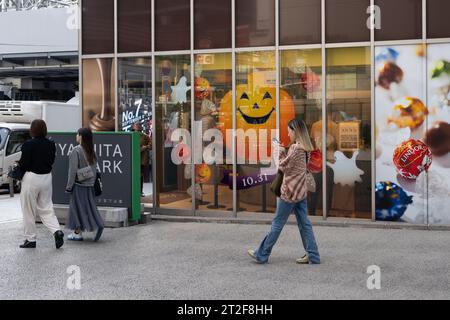 Tokio, Japan. Oktober 2023. Halloween-Dekoration in einem Geschäft in der Nähe des Shibuya Scramble und des Miyashita Parks. (Kreditbild: © Taidgh Barron/ZUMA Press Wire) NUR REDAKTIONELLE VERWENDUNG! Nicht für kommerzielle ZWECKE! Stockfoto