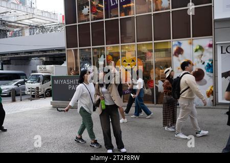 Tokio, Japan. Oktober 2023. Halloween-Dekoration in einem Geschäft in der Nähe des Shibuya Scramble und des Miyashita Parks. (Kreditbild: © Taidgh Barron/ZUMA Press Wire) NUR REDAKTIONELLE VERWENDUNG! Nicht für kommerzielle ZWECKE! Stockfoto