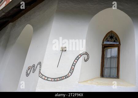 Pfarrkirche St. Antonius mit Serpentinen Sonnenuhr, Schlinig, Mals, Südtirol, Italien Stockfoto