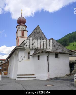 Pfarrkirche St. Antonius mit Serpentinen Sonnenuhr, Schlinig, Mals, Südtirol, Italien Stockfoto