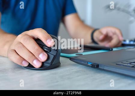 Designer mit Computermaus und Grafiktablett. Kreatives Design und Arbeitskonzept. Nahaufnahme Stockfoto