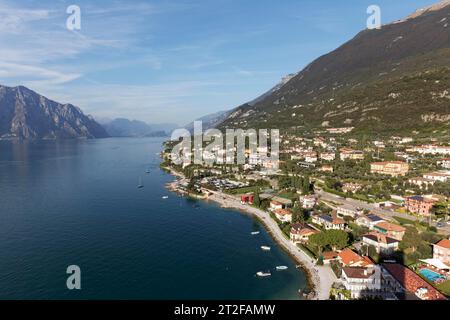Blick auf das Ostufer des Gardasees vom Schloss Scaliger in Malcesine, Provinz Verona, Italien Stockfoto