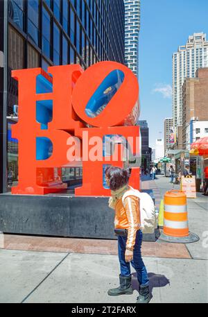 Robert Indiana entwarf HOPE als einen beinahe-Klon seiner LIEBESSKULPTUR: Riesige rote Clarendon-Schriftbuchstaben, die in Blau gesäumt sind, mit einem abgewinkelten Buchstaben O. Stockfoto