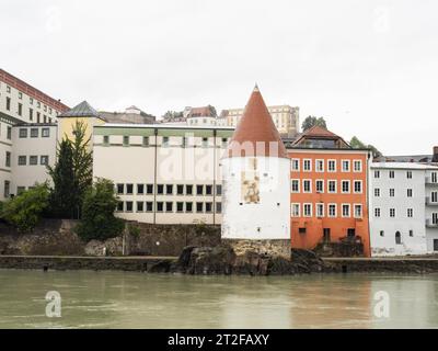 Blick über den Gasthof zum Schaiblingsturm am Innenkai, Veste Oberhaus im Hinterteil, Passau, Bayern, Deutschland Stockfoto