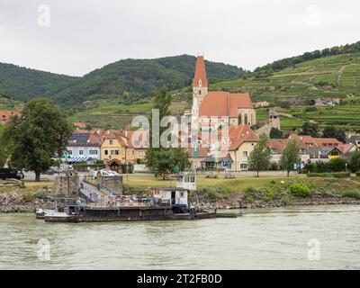 Bootsanlegestelle, Blick über die Donau, Himmelfahrt der Pfarrkirche Jungfrau Maria, Weinberge hinten, Weissenkirchen an der Donau, Wachau Stockfoto