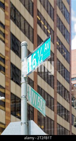 Die 6 ½ Avenue ist eine ausgedehnte Fußgängerzone, die sich von der West 51st Street bis zur West 57th Street zwischen der 6th und 7th Avenue in Midtown erstreckt. Stockfoto