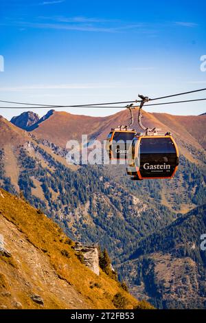 Gasteiner Seilbahn durch Berglandschaft im Herbst mit Seilbahn, Hirschkarspitze, Alpen, Österreich Stockfoto