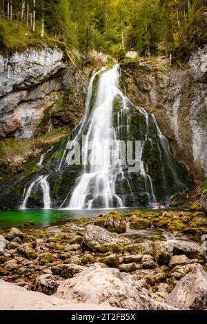 Riesiger Wasserfall im Herbst, Gollinger Wasserfall, Salzburger Land, Alpen, Österreich Stockfoto