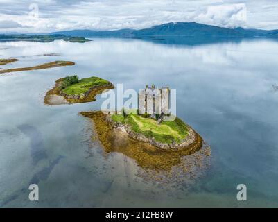 Aus der Vogelperspektive der Burg Stalker aus dem 14. Jahrhundert in Loch Laich, Port Appin, Argyll and Bute, Schottland, Großbritannien Stockfoto