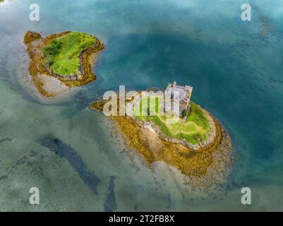 Aus der Vogelperspektive, Blick von oben auf die Burg Stalker aus dem 14. Jahrhundert in Loch Laich, Port Appin, Argyll and Bute, Schottland, Großbritannien Stockfoto