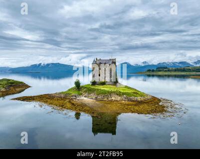 Aus der Vogelperspektive der Burg Stalker aus dem 14. Jahrhundert in Loch Laich, Port Appin, Argyll and Bute, Schottland, Großbritannien Stockfoto