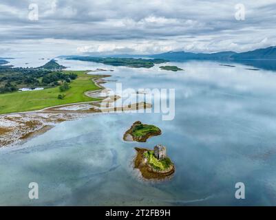 Aus der Vogelperspektive der Burg Stalker aus dem 14. Jahrhundert in Loch Laich, Port Appin, Argyll and Bute, Schottland, Großbritannien Stockfoto