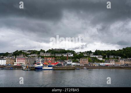 Die Hafenstadt Oban mit Hafenpromenade, Whisky-Destillerie und McCaig's Tower auf Battery Hill, Argyll and Bute, Schottland, Großbritannien Stockfoto