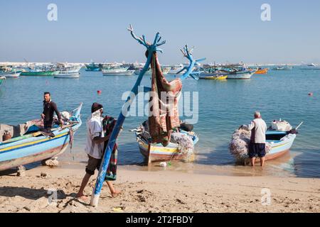 Alexandria, Ägypten - 14. Dezember 2018: Fischer sind an der Küste des alten Fischerhafens von Alexandria Stockfoto