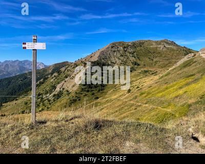 Blick auf den Monte Gevris, Wanderwege nach Colle Costapiana, Colle Basset, Colle Bourget, Lage am Col Blegier, Assietta Ridge Road, Sestriere Stockfoto