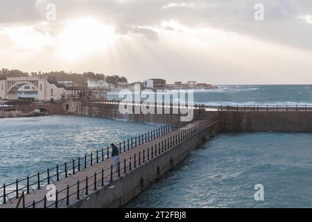 Alexandria, Ägypten - 19. Dezember 2018: Fischer ist an einem stürmischen Tag auf einem Pier Stockfoto