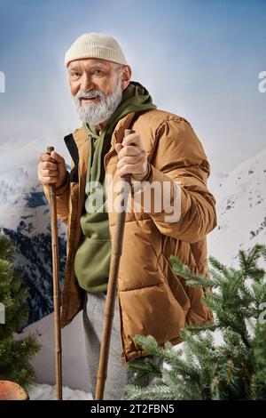 Sportlicher Weihnachtsmann in warmem, bequemem Outfit, auf Skiern stehend und in der Kamera lächelnd, Weihnachtskonzept Stockfoto