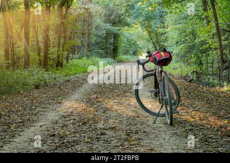 Auf dem Katy Trail in der Nähe von McKttrick, Missouri, können Sie mit dem Schotterrad bei Sonnenuntergang im Herbst fahren Stockfoto