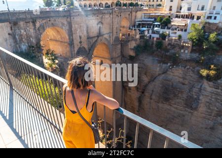 Ein Tourist am Aussichtspunkt, der die neue Brücke in der Provinz Ronda in Malaga, Andalusien, besucht Stockfoto