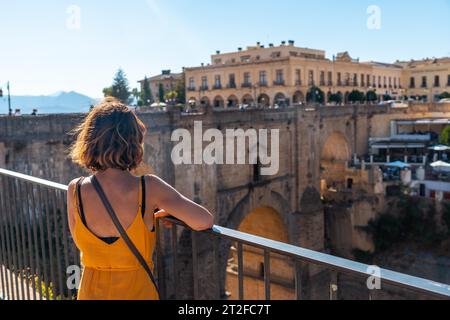 Ein Tourist am Aussichtspunkt, der die neue Brücke in der Provinz Ronda in Malaga, Andalusien, besucht Stockfoto