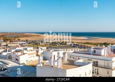 Aus der Vogelperspektive auf den Strand von Bateles in Conil de la Frontera vom Torre de Guzman, Cadiz. Andalusien Stockfoto